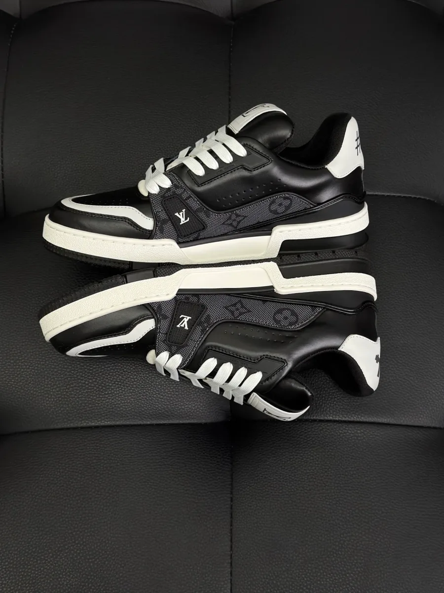 Пара кроссовок LV Trainer, ракурс сбоку на подошву с цветами Monogram