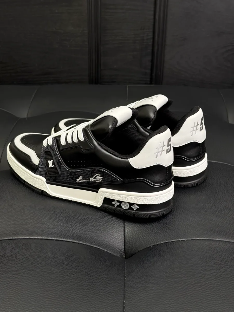Ракурс три четверти сзади на подошву и пяточную часть кроссовок LV Trainer
