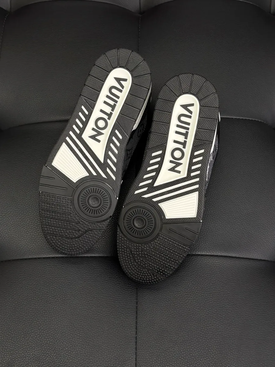 Резиновая подмётка кроссовок LV Trainer с крупной контрастной надписью Vuitton