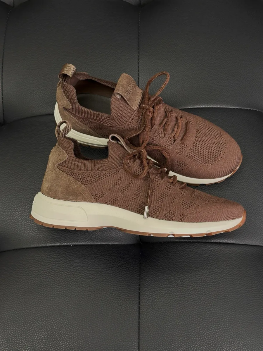 Пара кроссовок сбоку с акцентом на замшевые детали задника