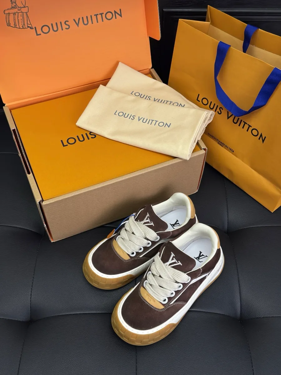 Коричневые замшевые кеды LV Tilted рядом с фирменной коробкой и пакетом