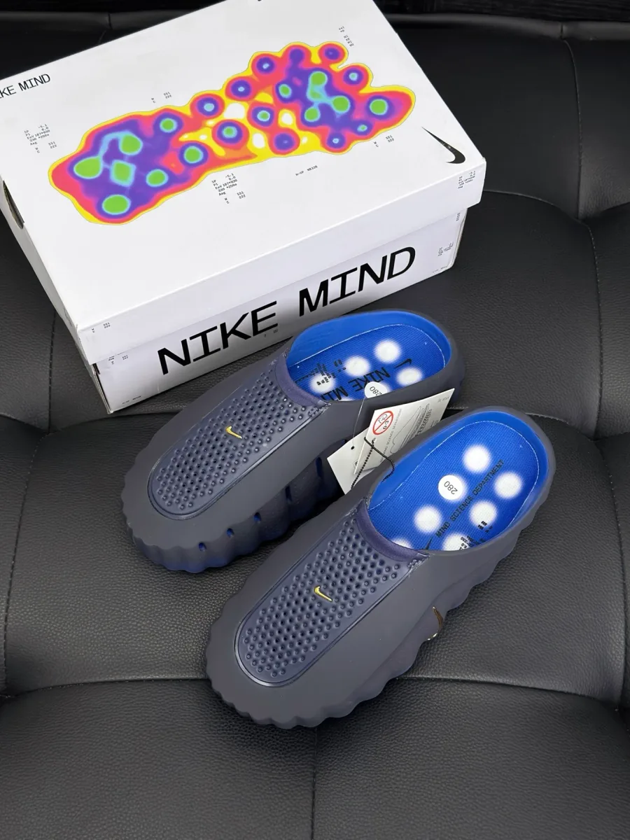 Фирменная коробка Nike Mind и темно-серые сабо с синей отделкой, вид сверху
