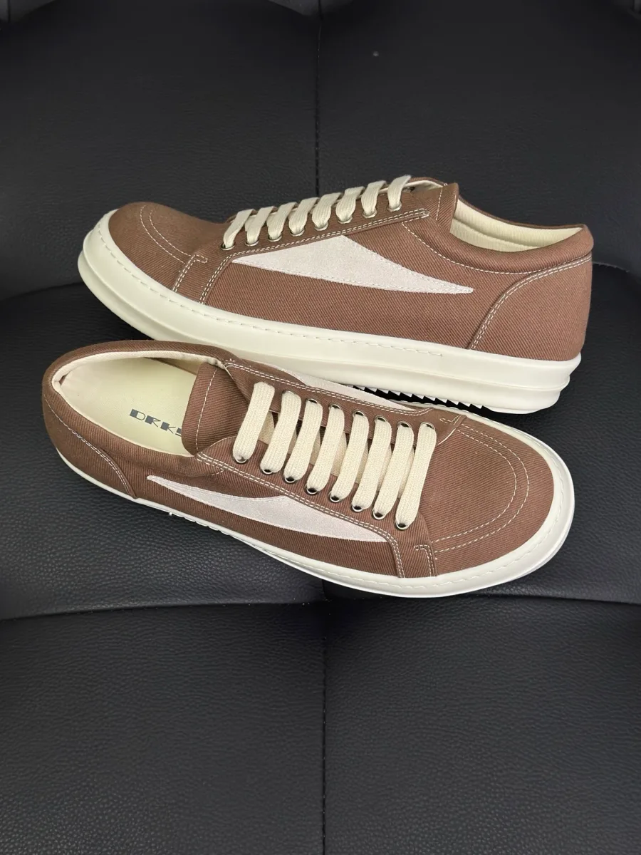 Пара коричневых кед Vintage Low Sneaker на темном фоне, вид сбоку и сверху