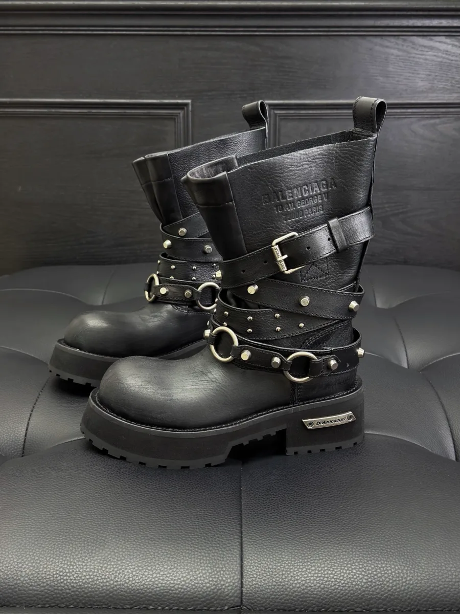 Чёрные кожаные сапоги Balenciaga Venom с пряжками и заклепками, вид сбоку