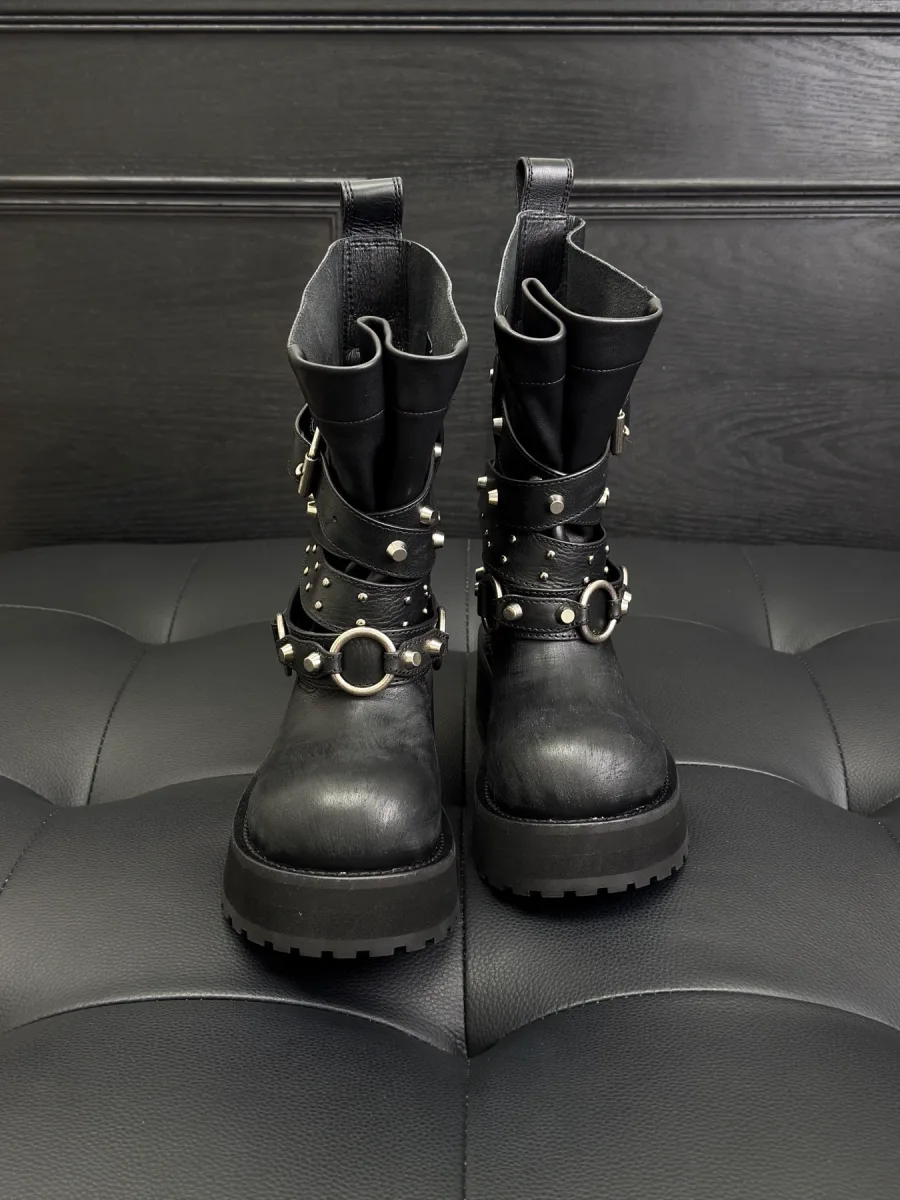 Чёрные сапоги Balenciaga Venom из фактурной кожи с круглым мысом, вид спереди