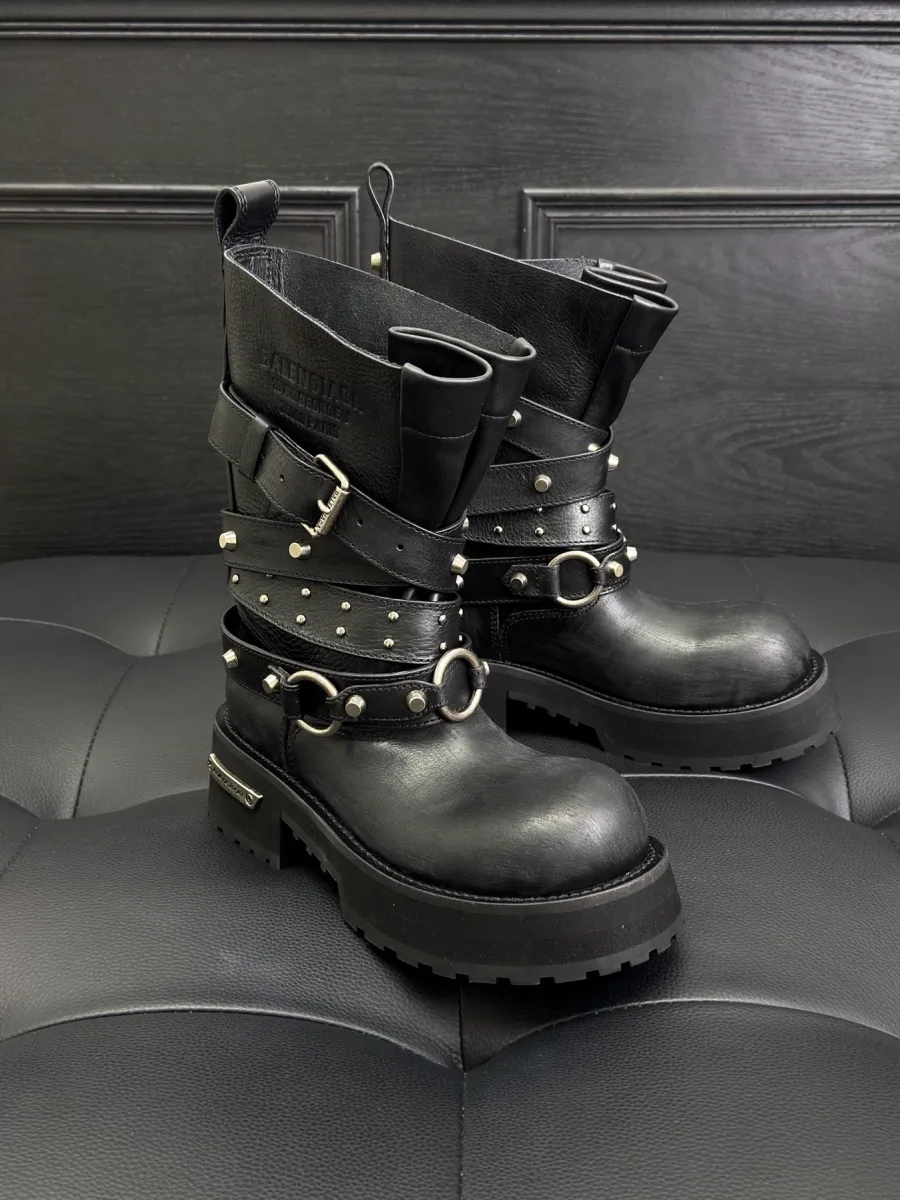 Чёрные сапоги Balenciaga Venom с ремешками и металлической фурнитурой, вид сбоку