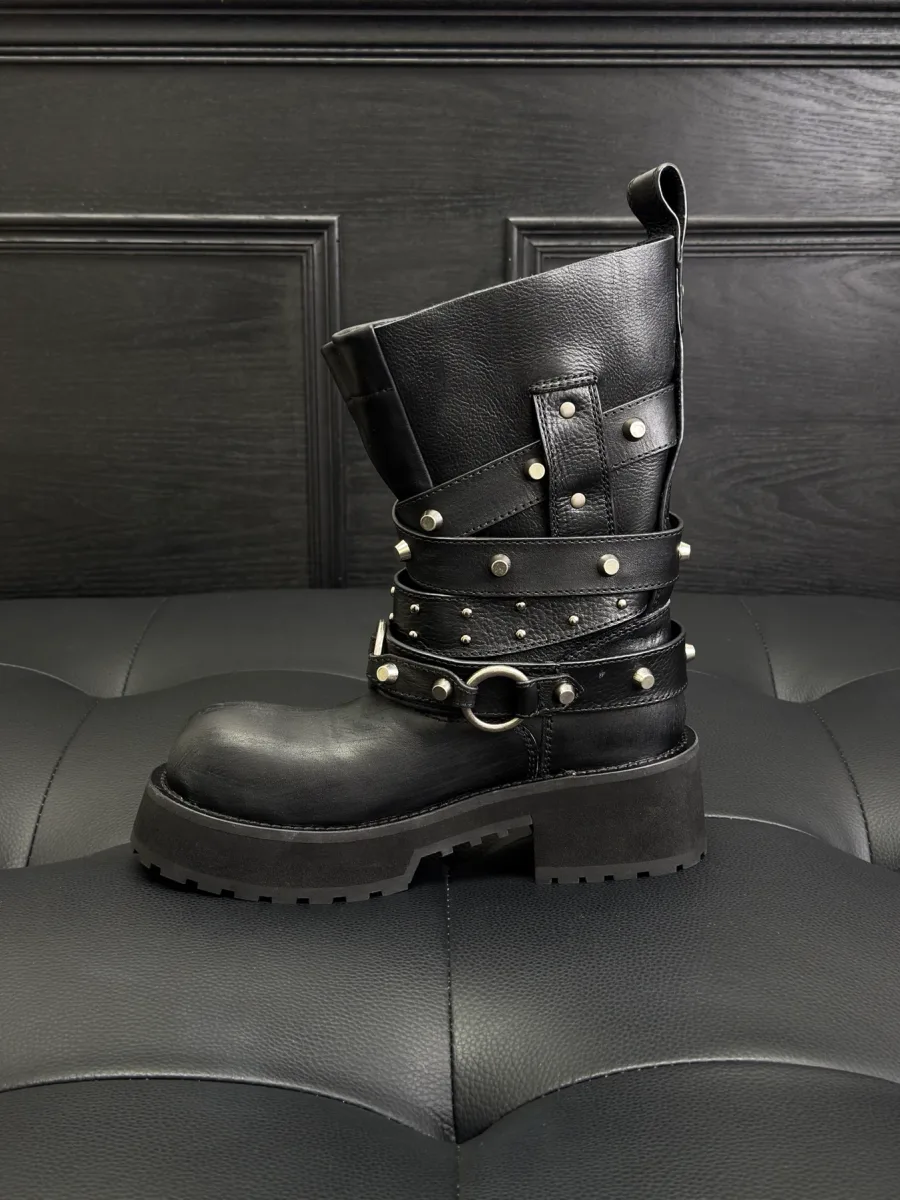 Чёрный кожаный сапог Balenciaga Venom с байкерскими ремешками и заклепками, профиль