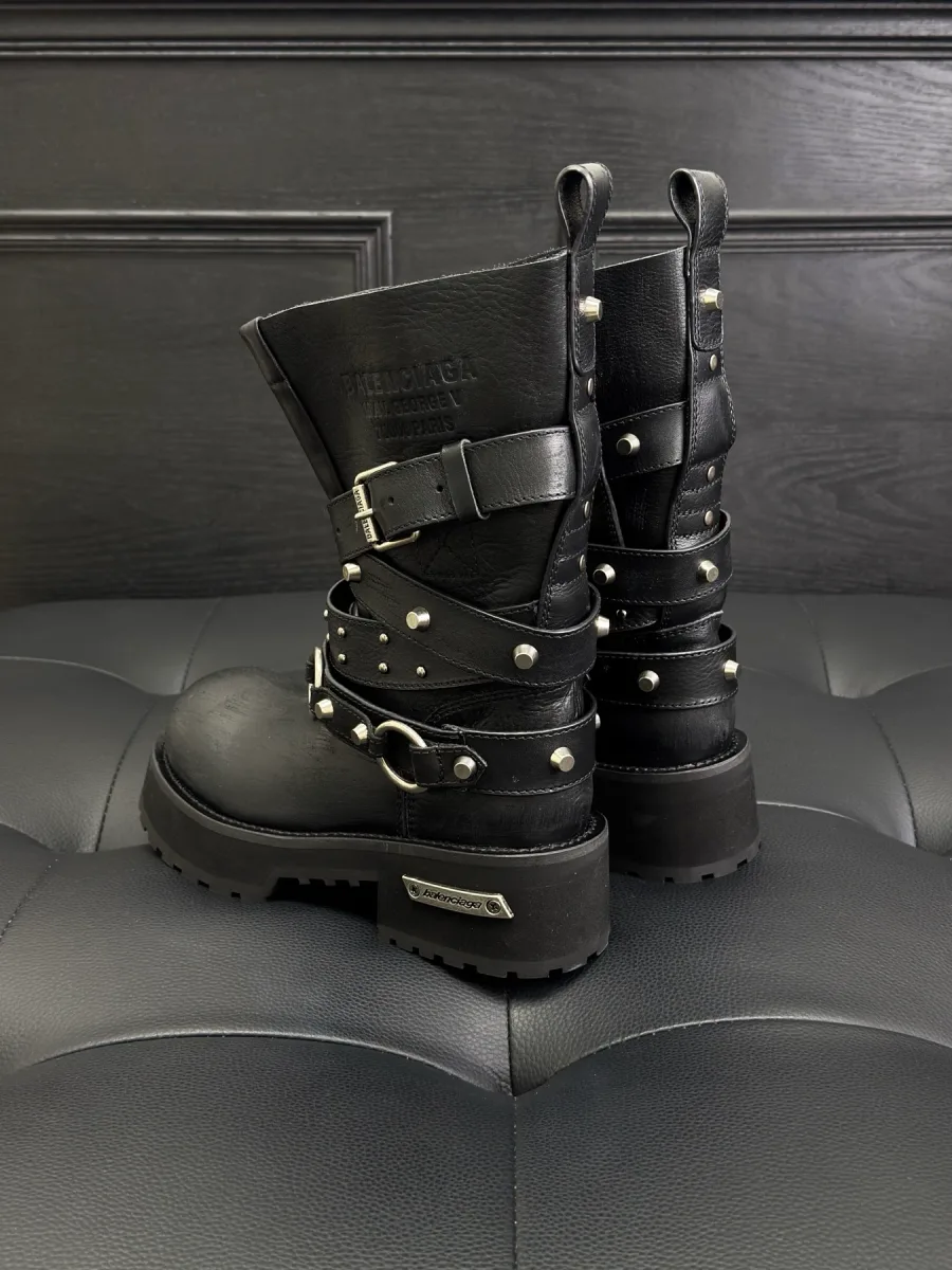 Чёрные сапоги Balenciaga Venom с тиснением на голенище и металлической плашкой, вид сзади