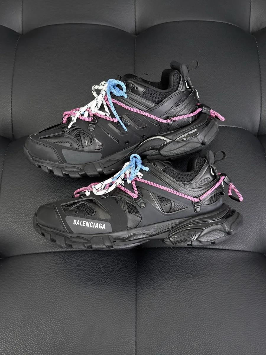 Кроссовки Balenciaga Track чёрного цвета сбоку, демонстрация многослойного каркаса и шнуровки