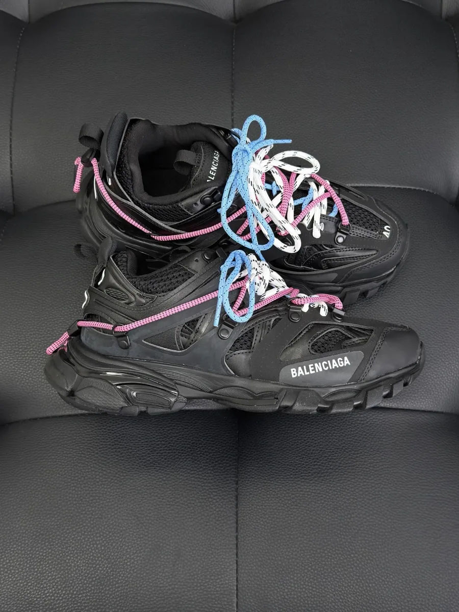 Боковой ракурс чёрных кроссовок Balenciaga Track с логотипом на мыске и двойными шнурками