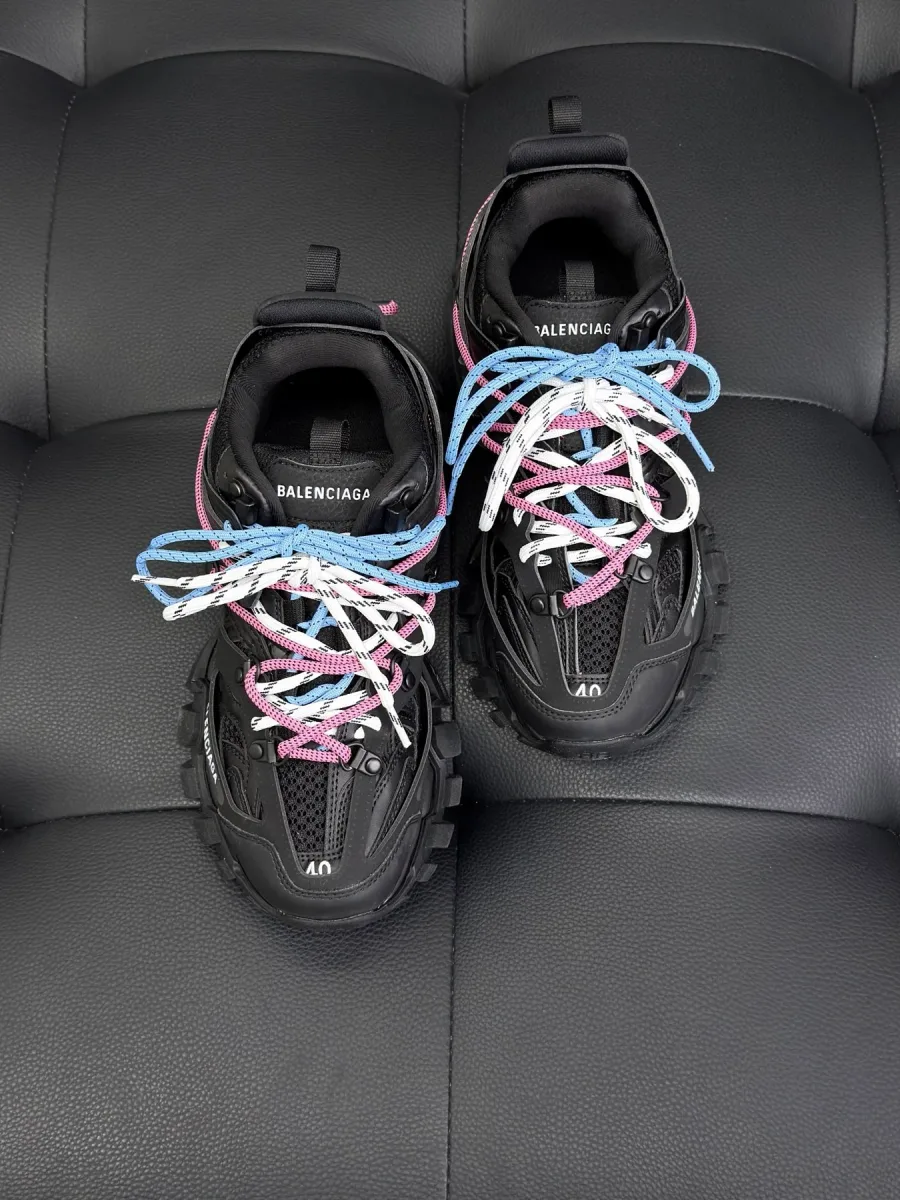 Кроссовки Balenciaga Track чёрного цвета, вид сверху на шнуровку, язычок и носочную часть с размером