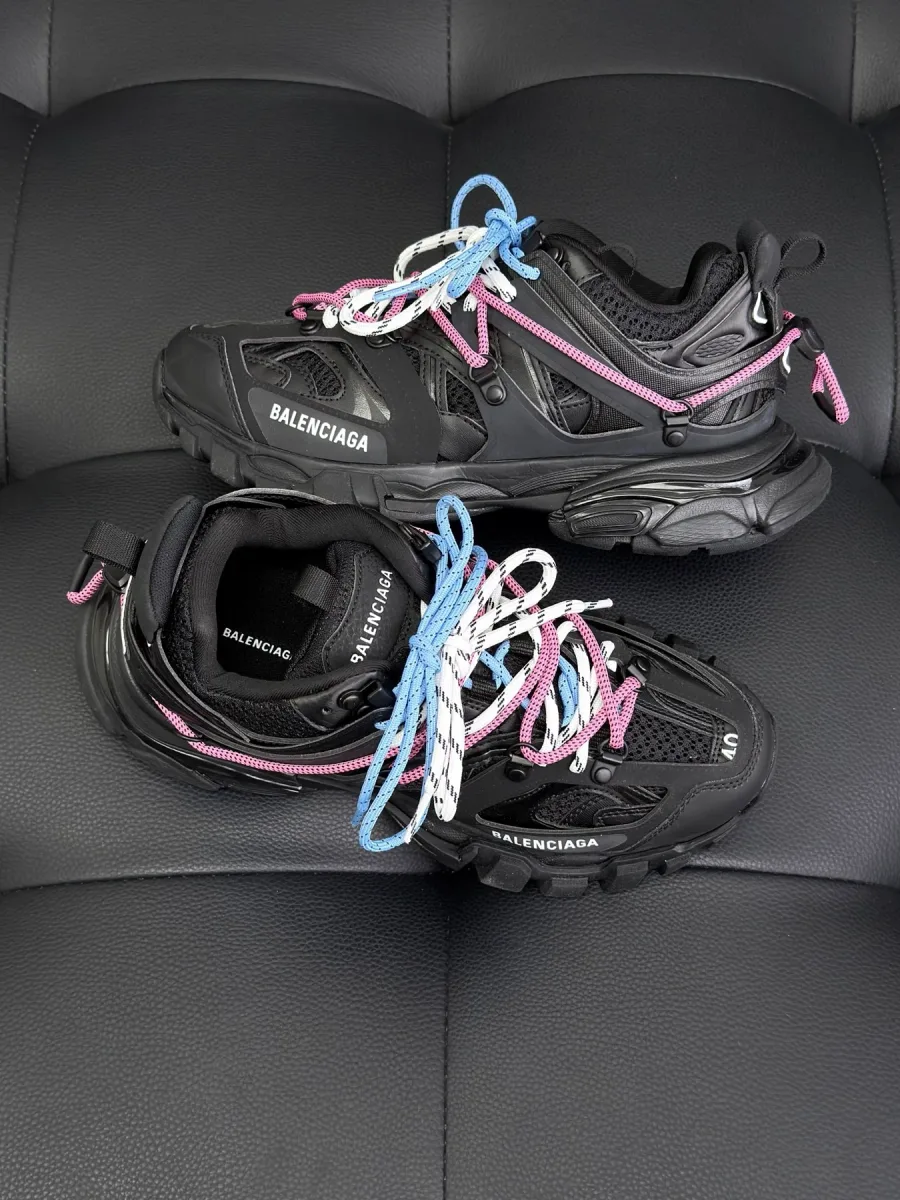 Пара кроссовок Balenciaga Track в ракурсе три четверти с акцентными цветными шнурками