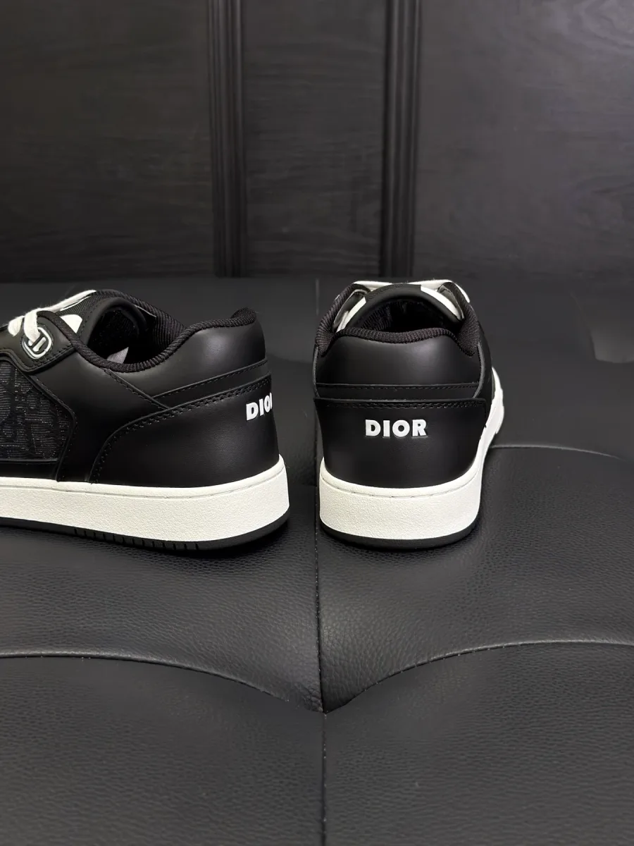 Задники чёрных кедов B27 с белым логотипом Dior на подошве