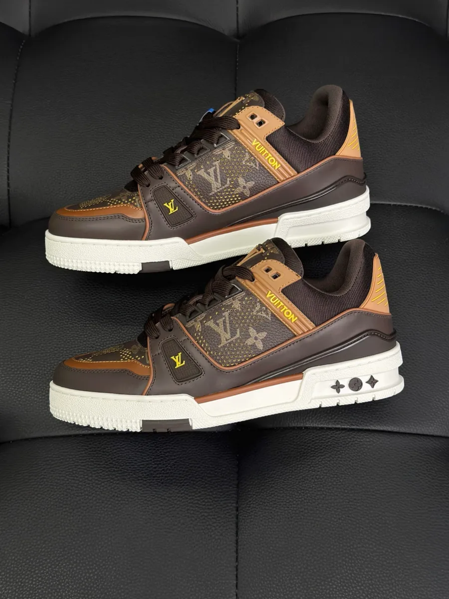 Пара коричневых кроссовок LV Trainer, вид сбоку