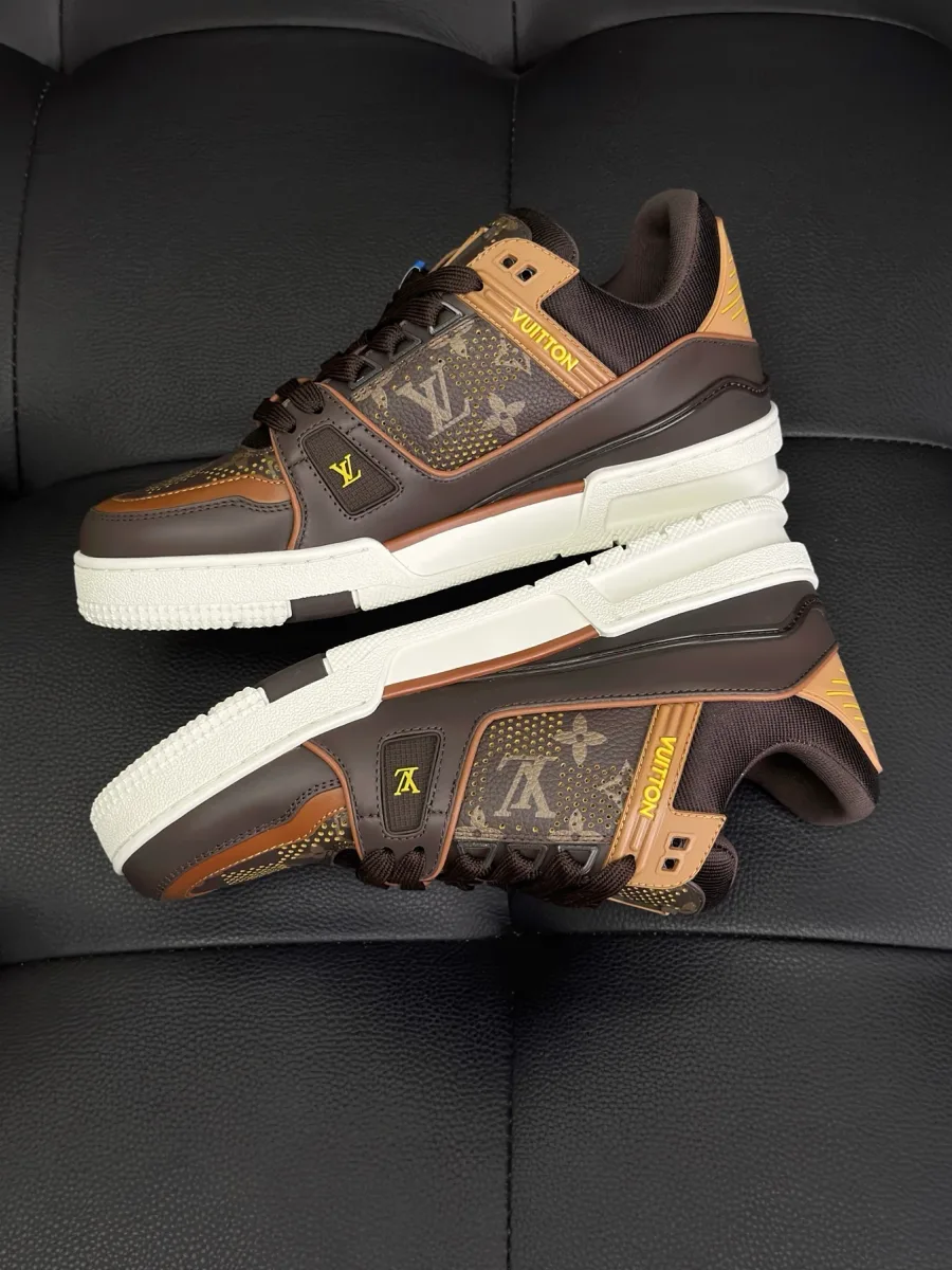 Кроссовки LV Trainer с узором Monogram, вид с внешней и внутренней стороны