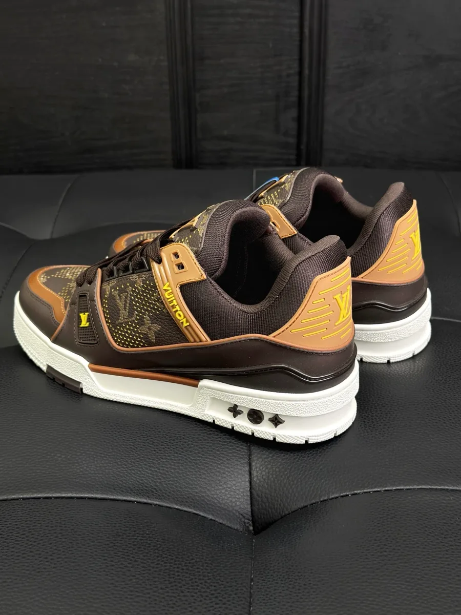 Кроссовки LV Trainer с акцентом на задники и подошву, вид сзади сбоку