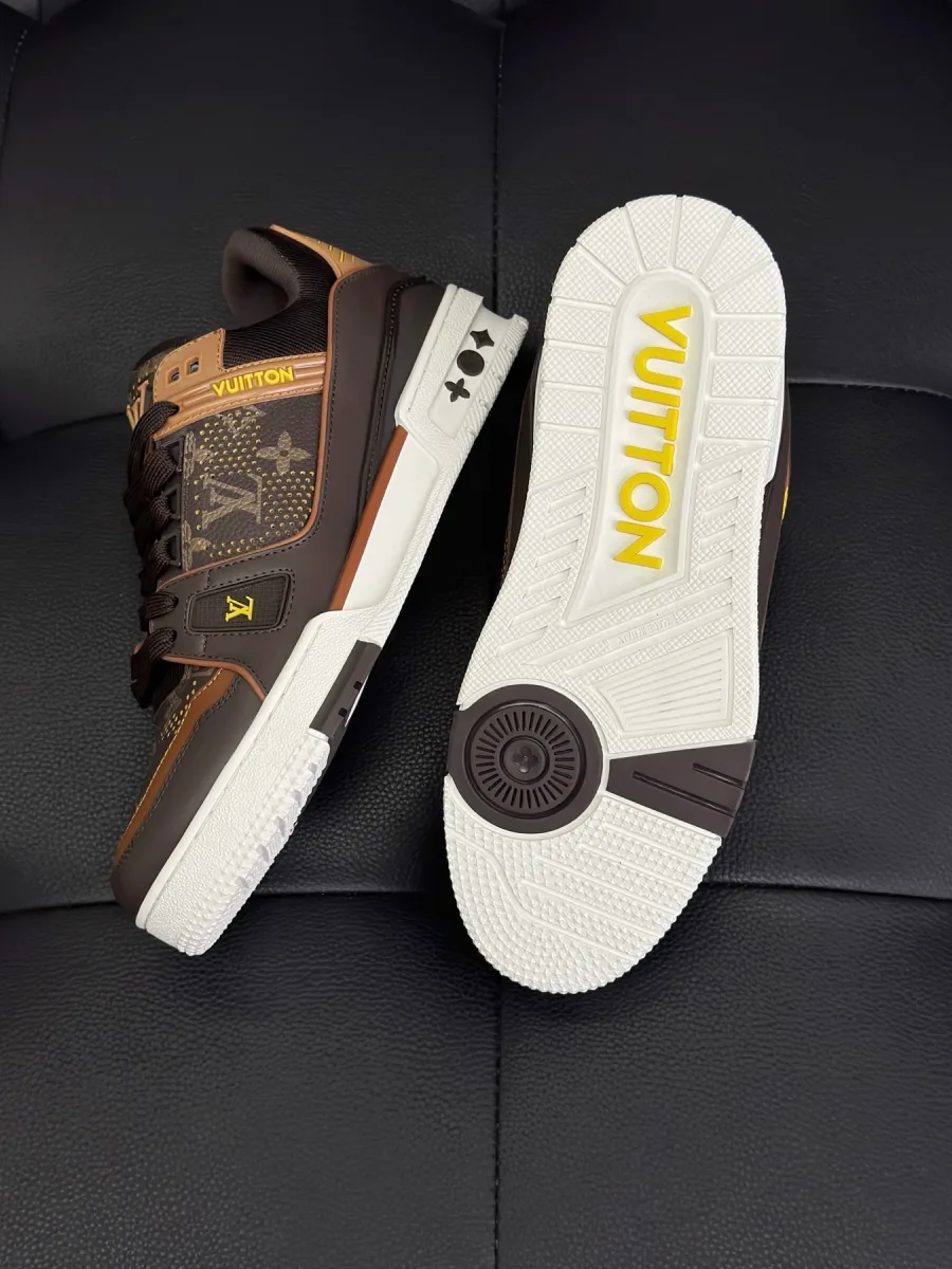 Кроссовки LV Trainer, вид сбоку и на резиновую подметку с надписью Vuitton
