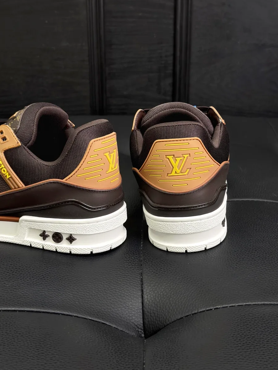 Задняя часть кроссовок LV Trainer с логотипом LV на пятке