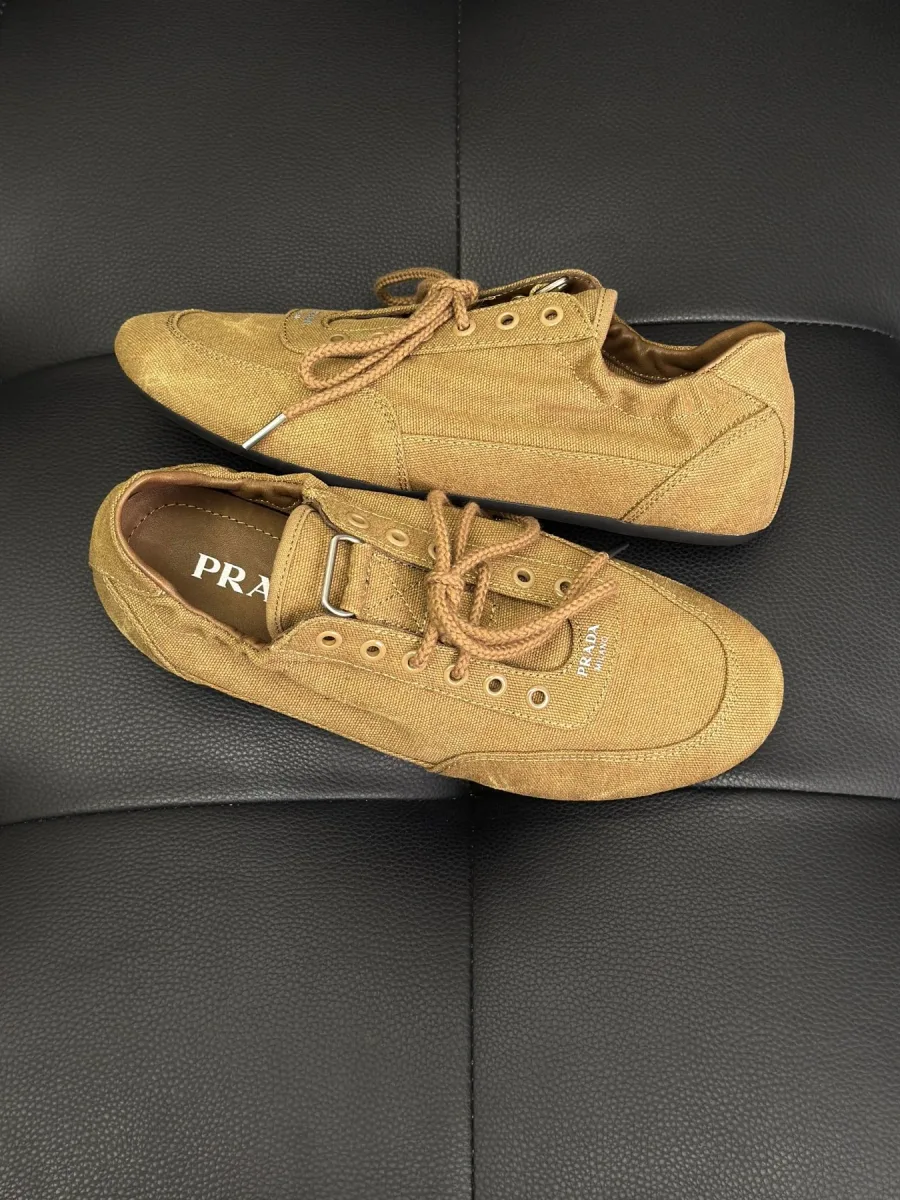 Пара кед Prada Shuffle из бежевого денима и кожи, вид сбоку