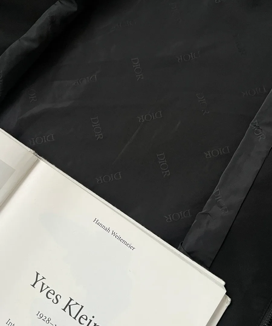 Текстильная подкладка чёрной ветровки с жаккардовым узором Dior