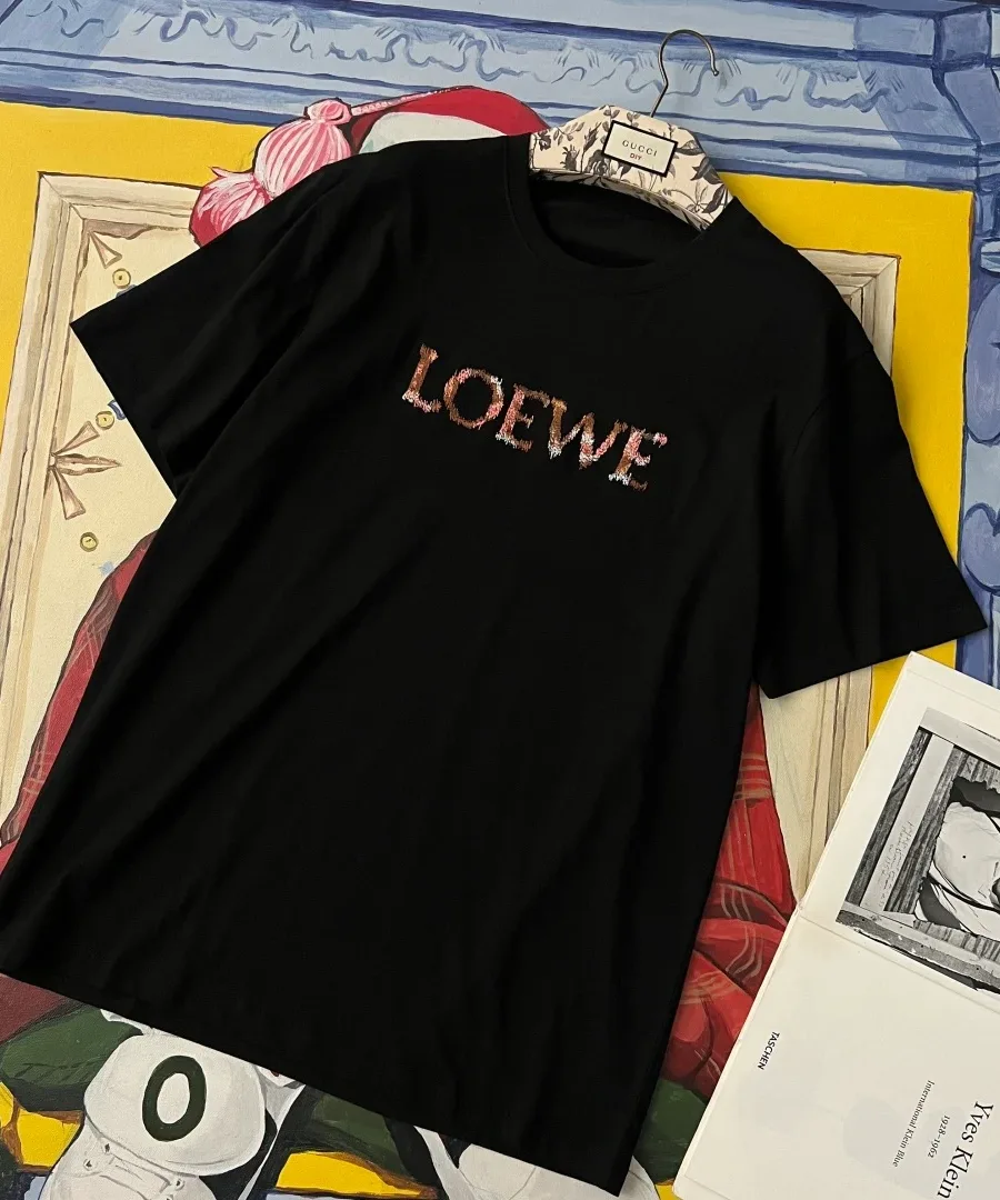 Чёрная футболка Loewe с вышитым логотипом на груди, вид спереди