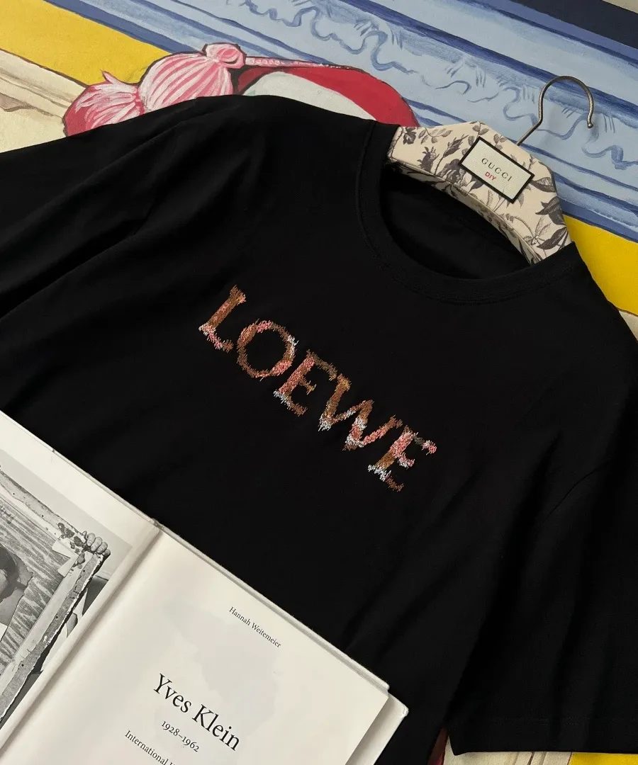 Круглый вырез горловины и вышитый логотип Loewe на чёрной футболке
