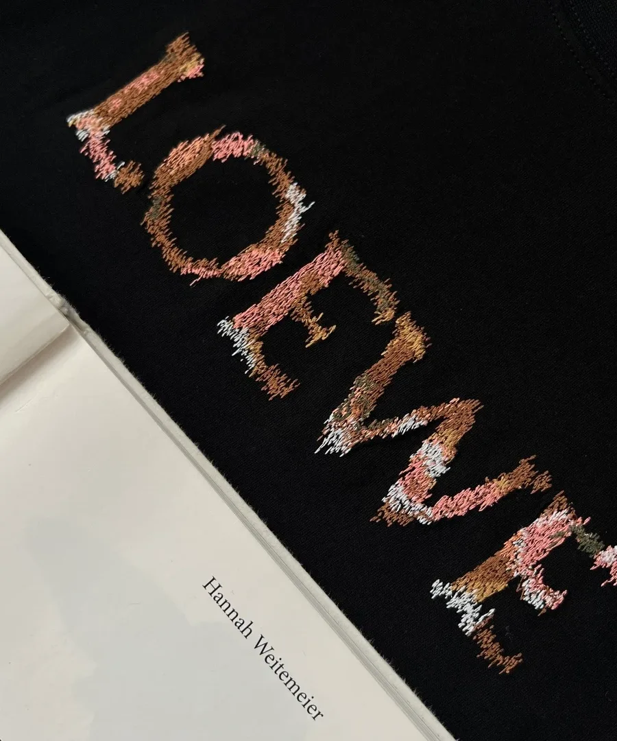 Фактурная многоцветная вышивка логотипа Loewe на груди футболки