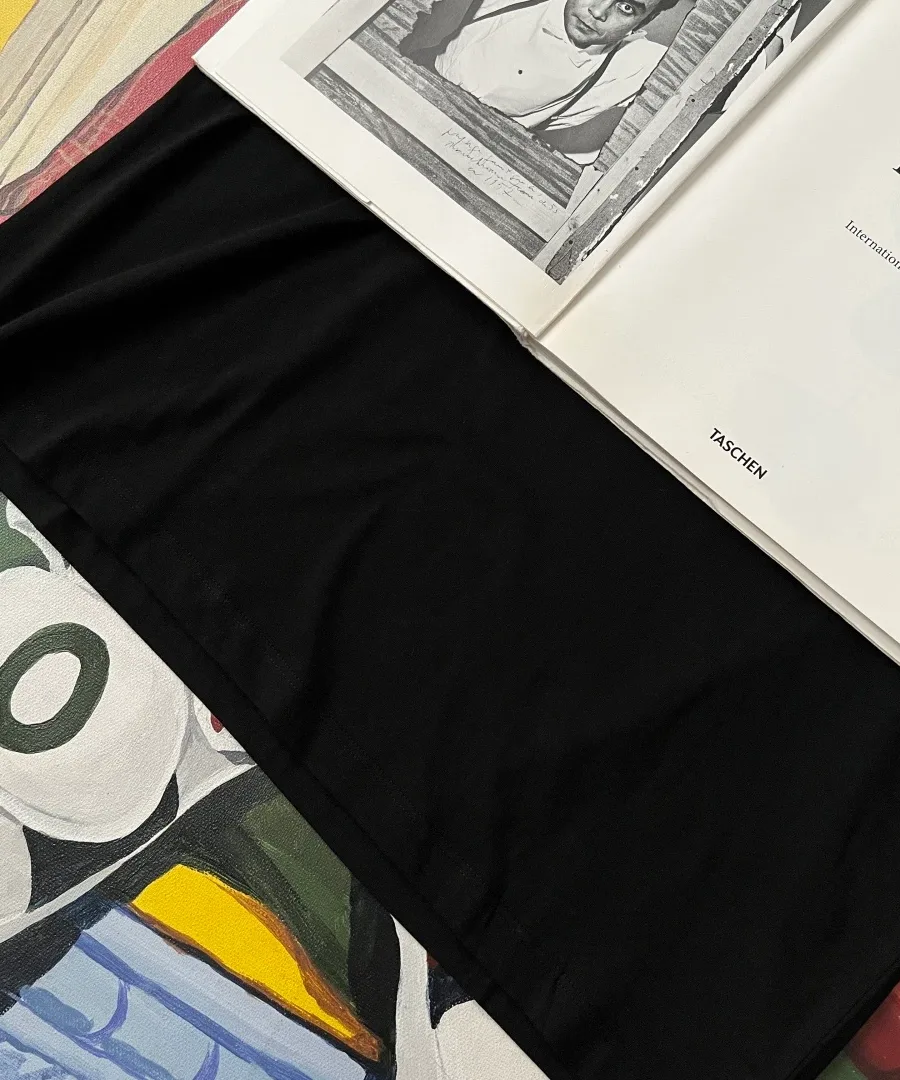 Нижний край и гладкая хлопковая ткань чёрной футболки Loewe, вид спереди