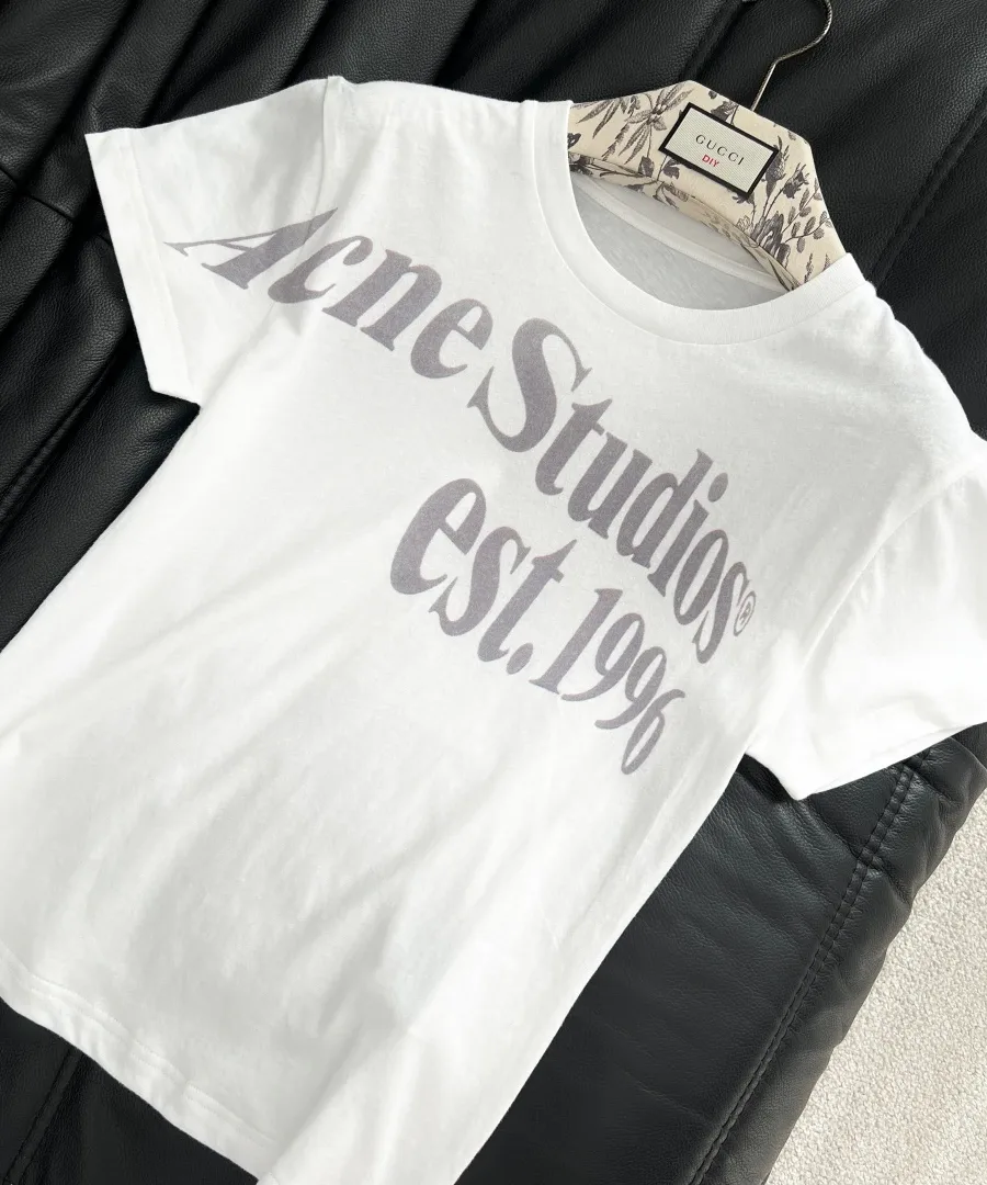 Белая хлопковая футболка с серым принтом Acne Studios est. 1996, вид спереди