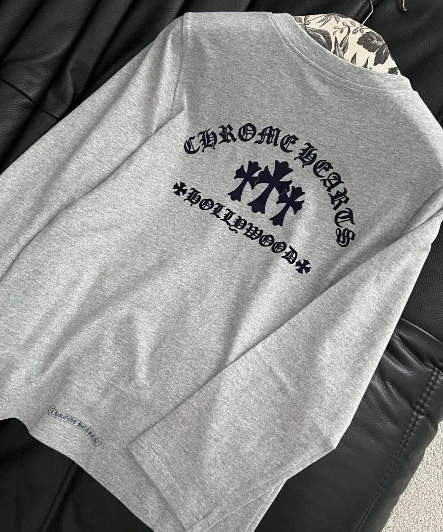 Серый лонгслив, вид сзади с надписью Chrome Hearts Hollywood и крестами
