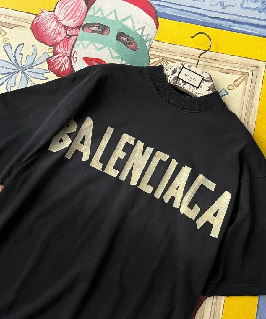 Чёрная футболка с принтом Balenciaga на груди, ракурс сверху под углом