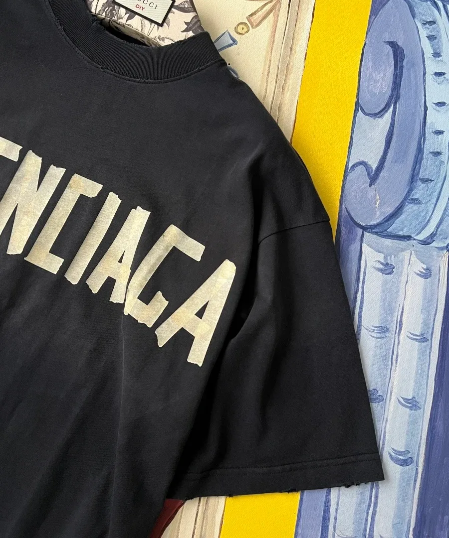 Детализированный вид дугообразного принта Balenciaga на хлопковой ткани