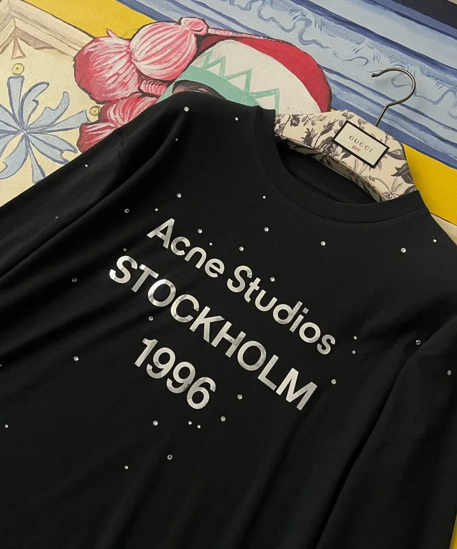 Передняя сторона чёрного лонгслива с надписью Stockholm 1996 и кристаллами