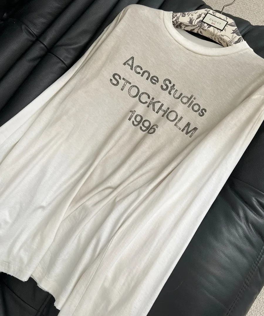 Белый лонгслив с принтом Acne Studios Stockholm 1996, вид спереди