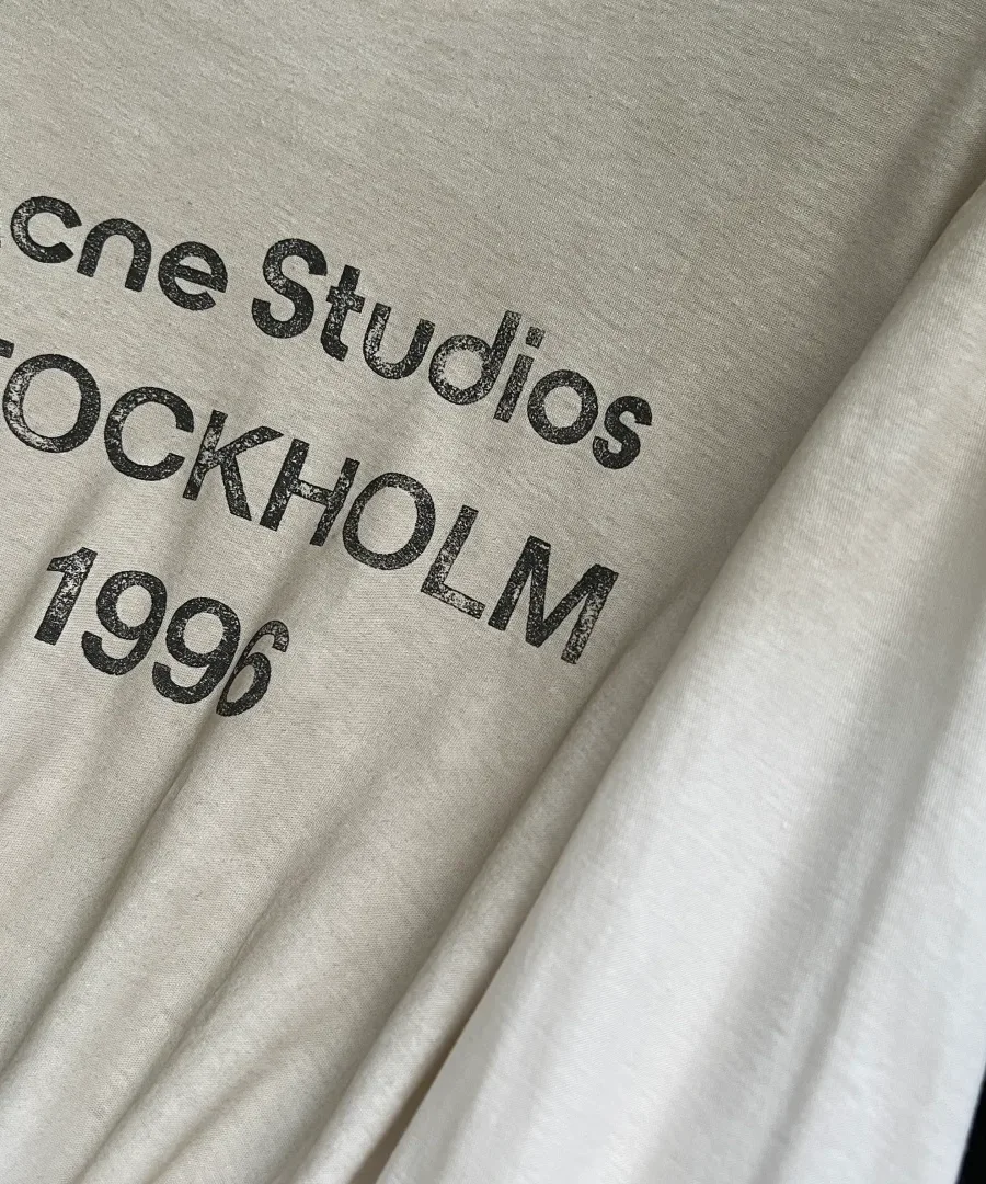 Детализация шелкотрафаретной надписи Acne Studios Stockholm 1996
