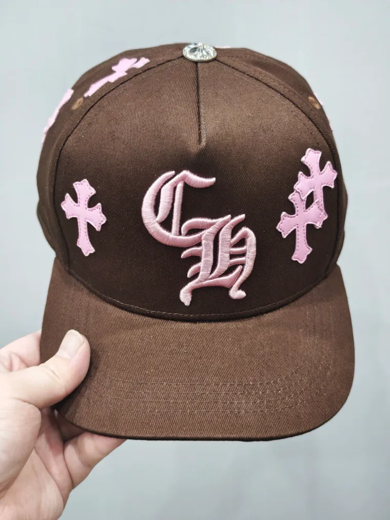 Chrome Hearts Коричневая бейсболка с розовыми кожаными крестами