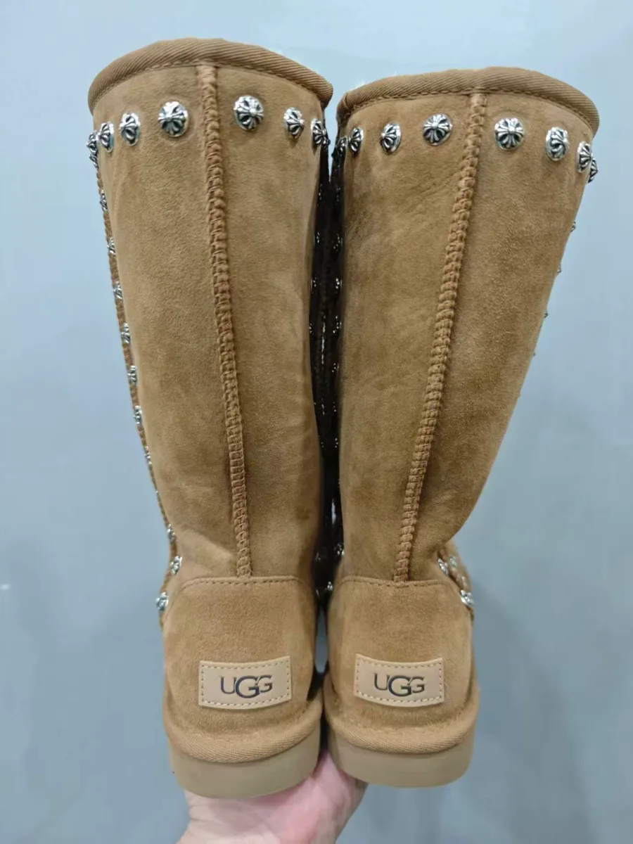Задний вид пары бежевых сапог с ярлыками UGG и декоративными заклёпками