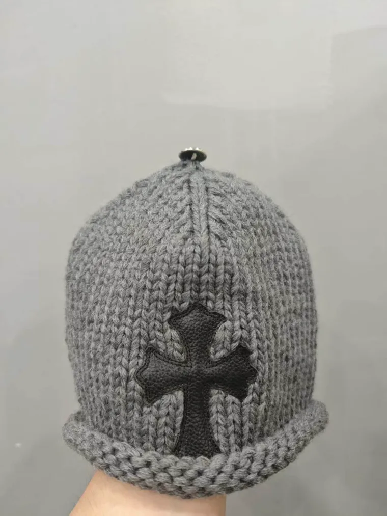 Chrome Hearts Серая вязаная шапка с кожаным крестом