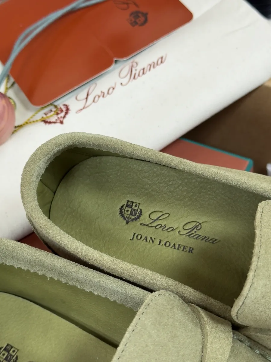 Внутренняя кожаная стелька крупным планом с золотистым тиснением Joan Loafer