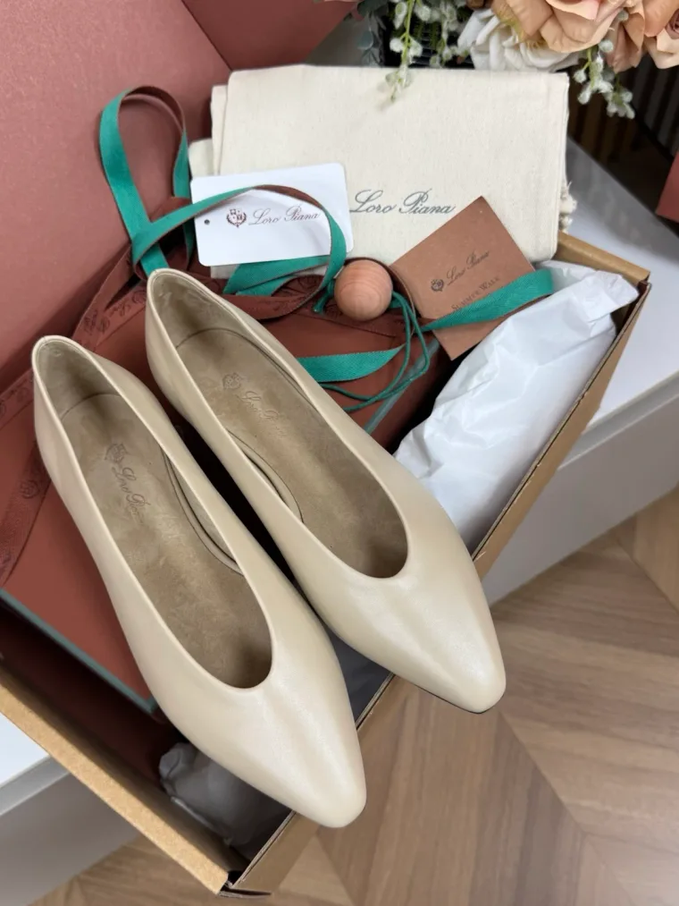 Loro Piana Бежевые кожаные балетки Rebecca