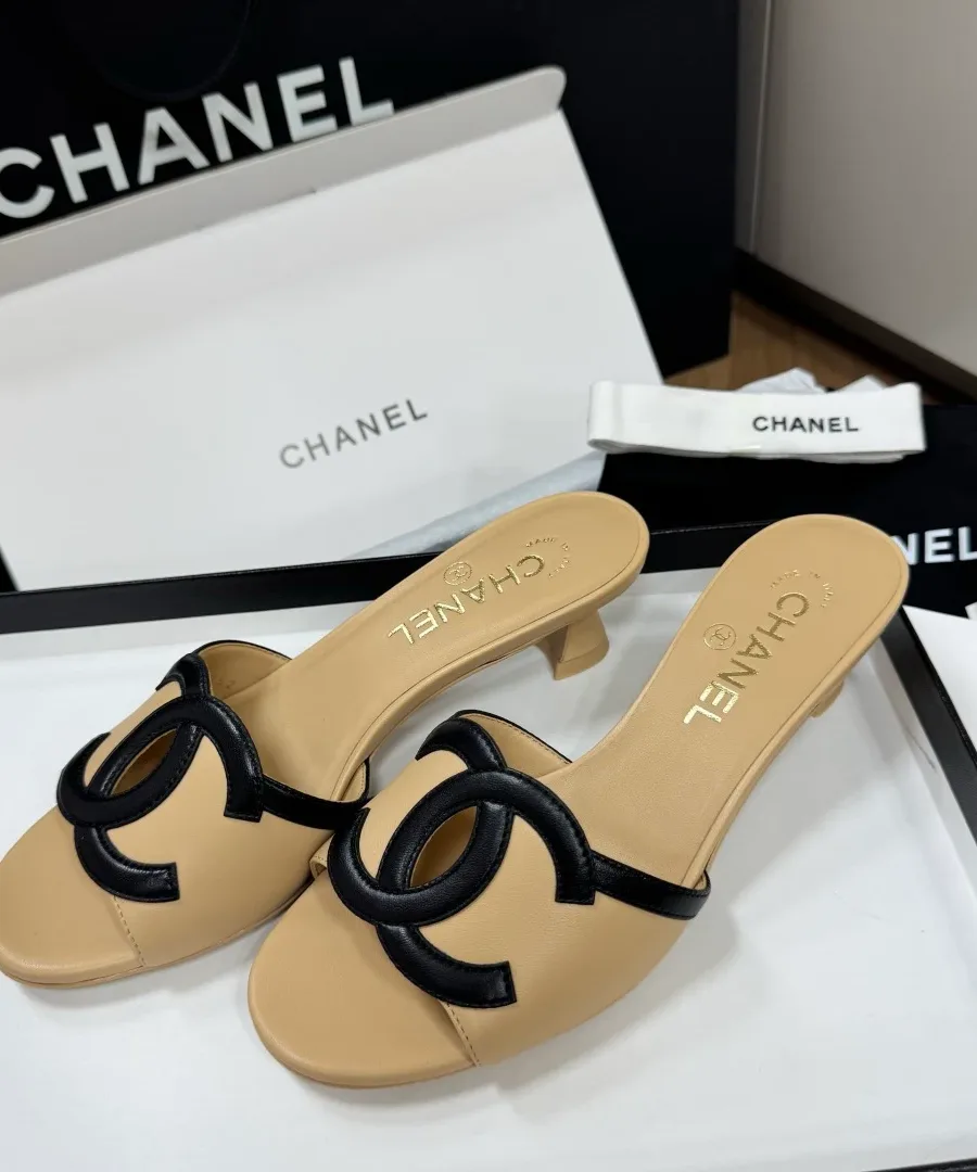 Пара бежевых мюлей на невысоком каблуке kitten heel, ракурс сбоку