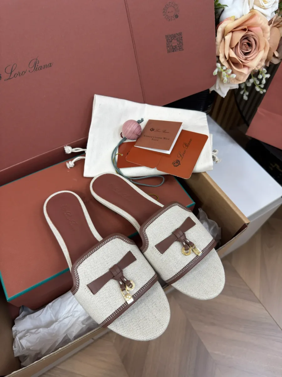 Бежевые шлепанцы Summer Charms с отделкой из коричневой кожи и металлическими шармами в коробке