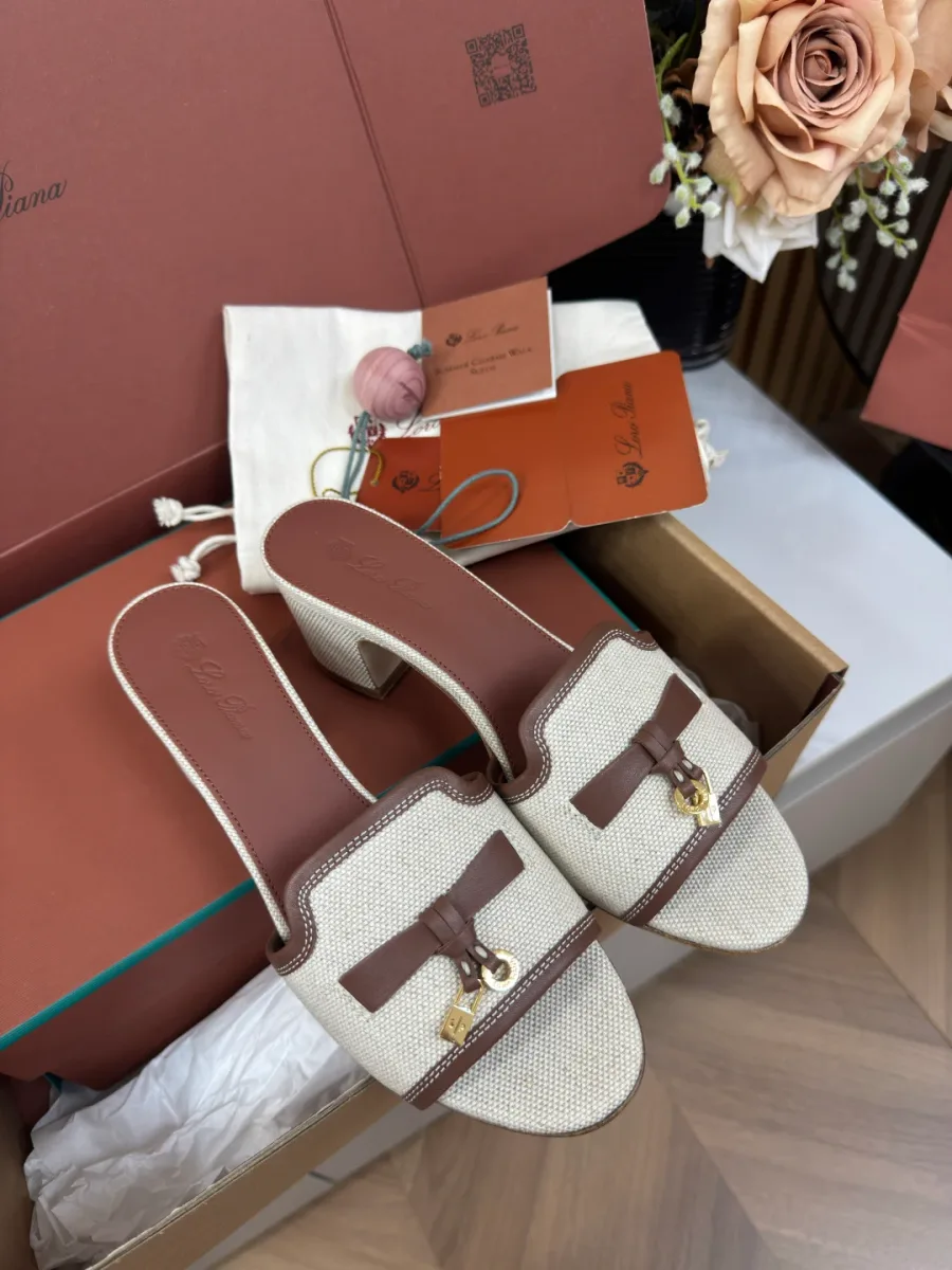Бежевые босоножки Loro Piana Summer Charms с подвесками My Charms в фирменной коробке