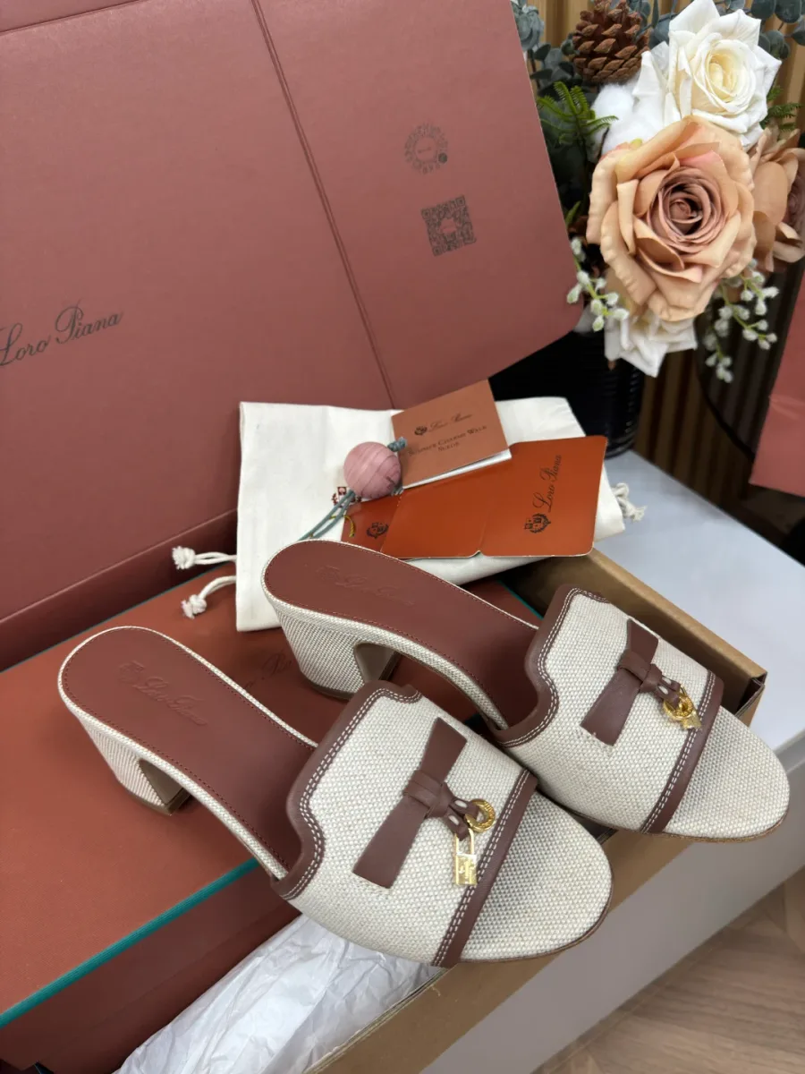 Пара босоножек Summer Charms в коробке с фирменными аксессуарами, общий план