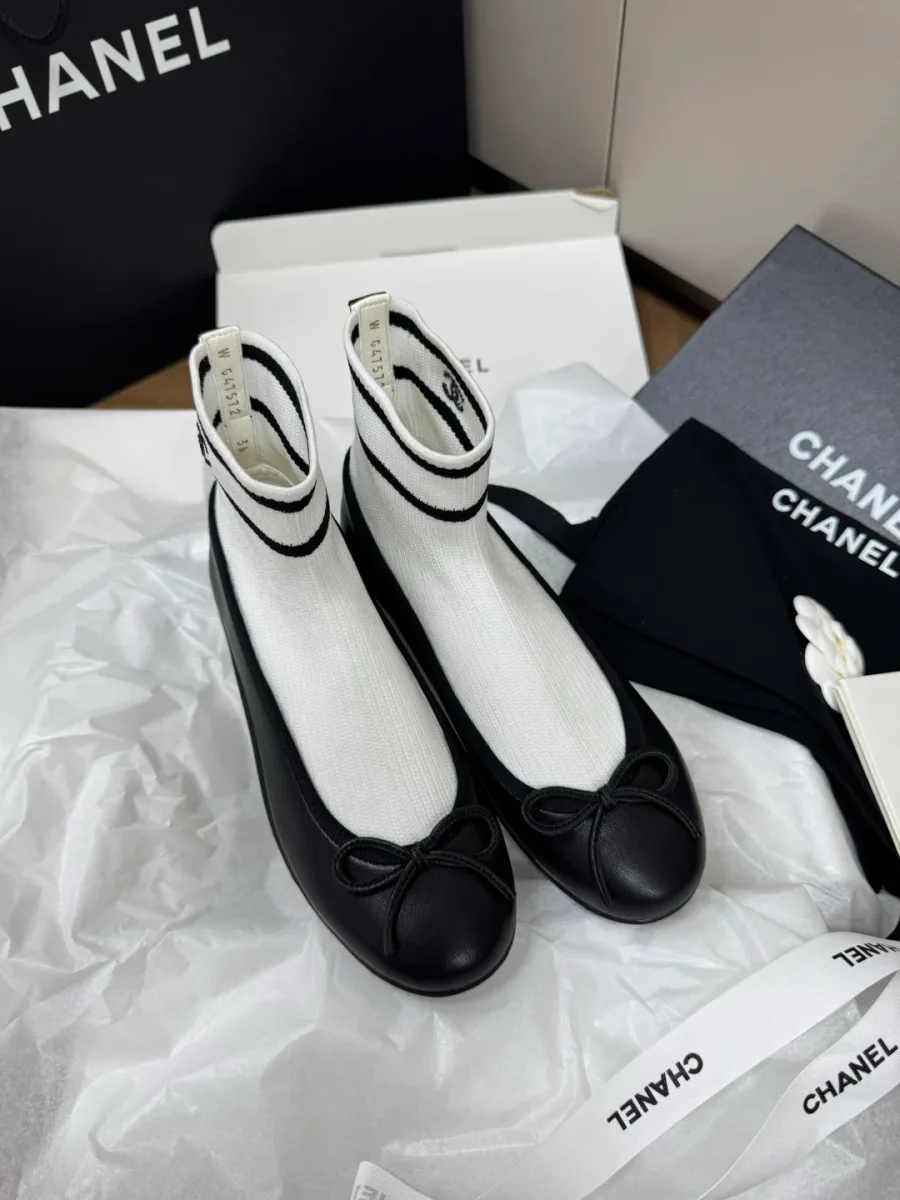 Чёрно-белые ботильоны-носки Chanel, вид сверху на пару в фирменной коробке