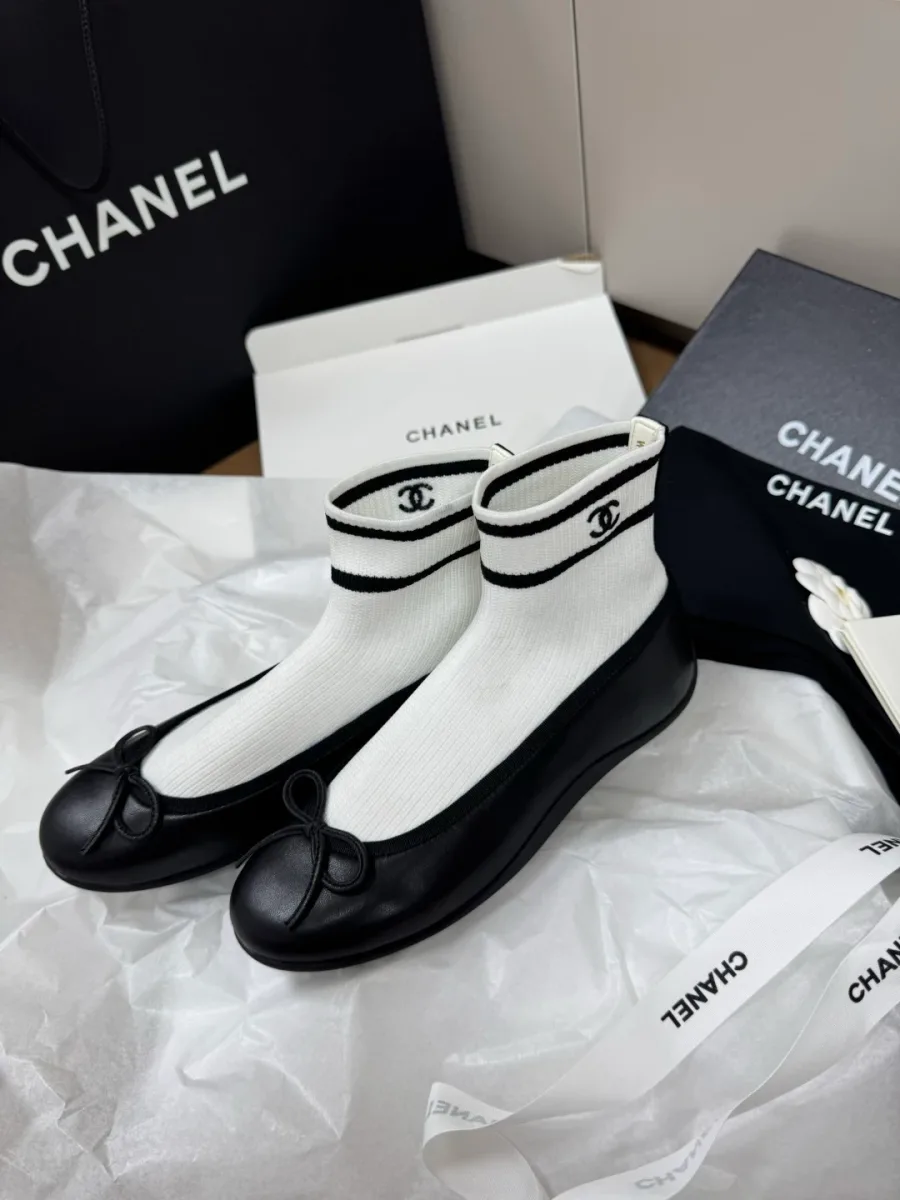Чёрно-белые трикотажные ботильоны Chanel, ракурс сбоку с коробкой и лентой