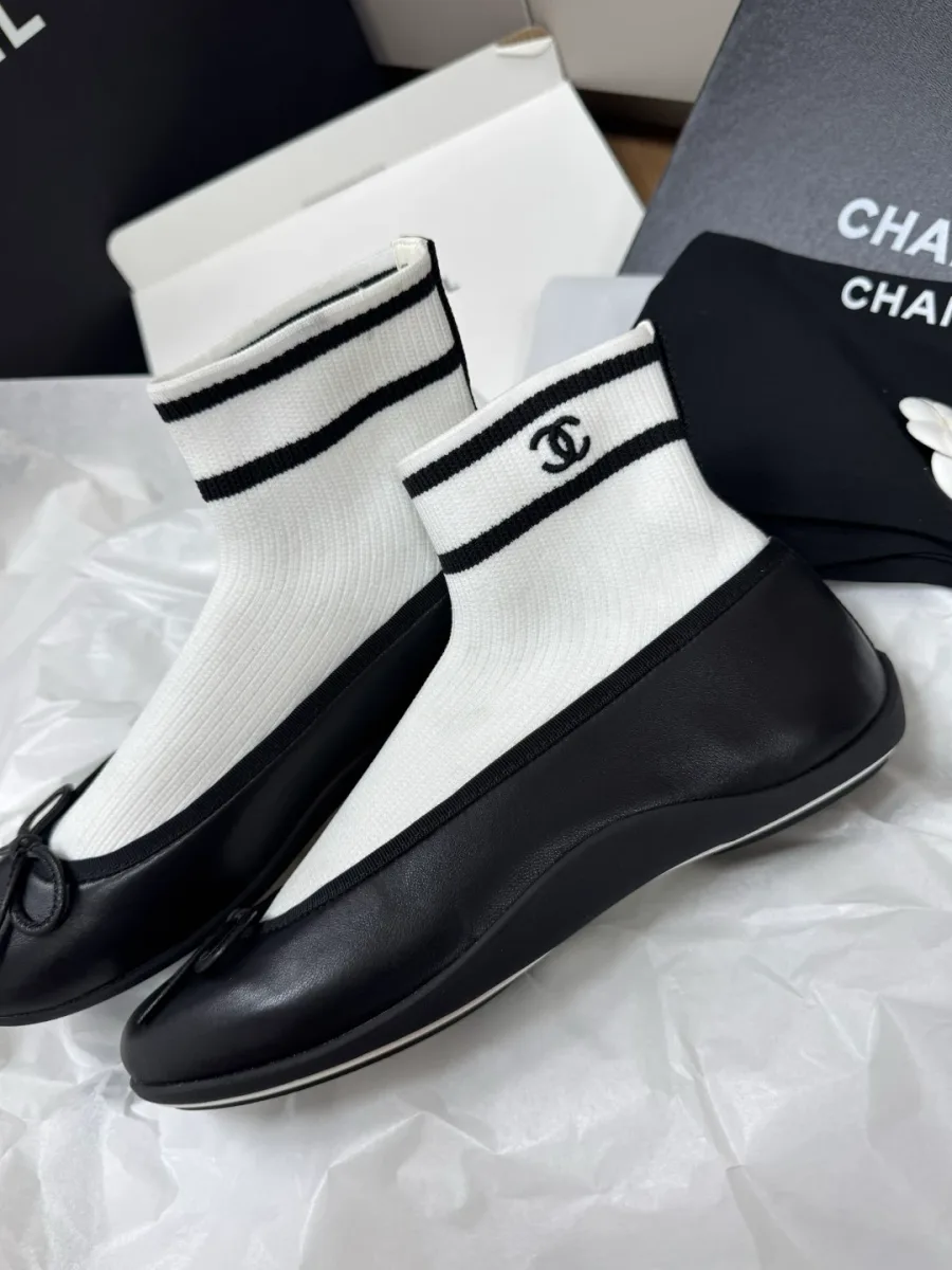 Ботильоны-носки Chanel из чёрной кожи и белого трикотажа, вид сбоку
