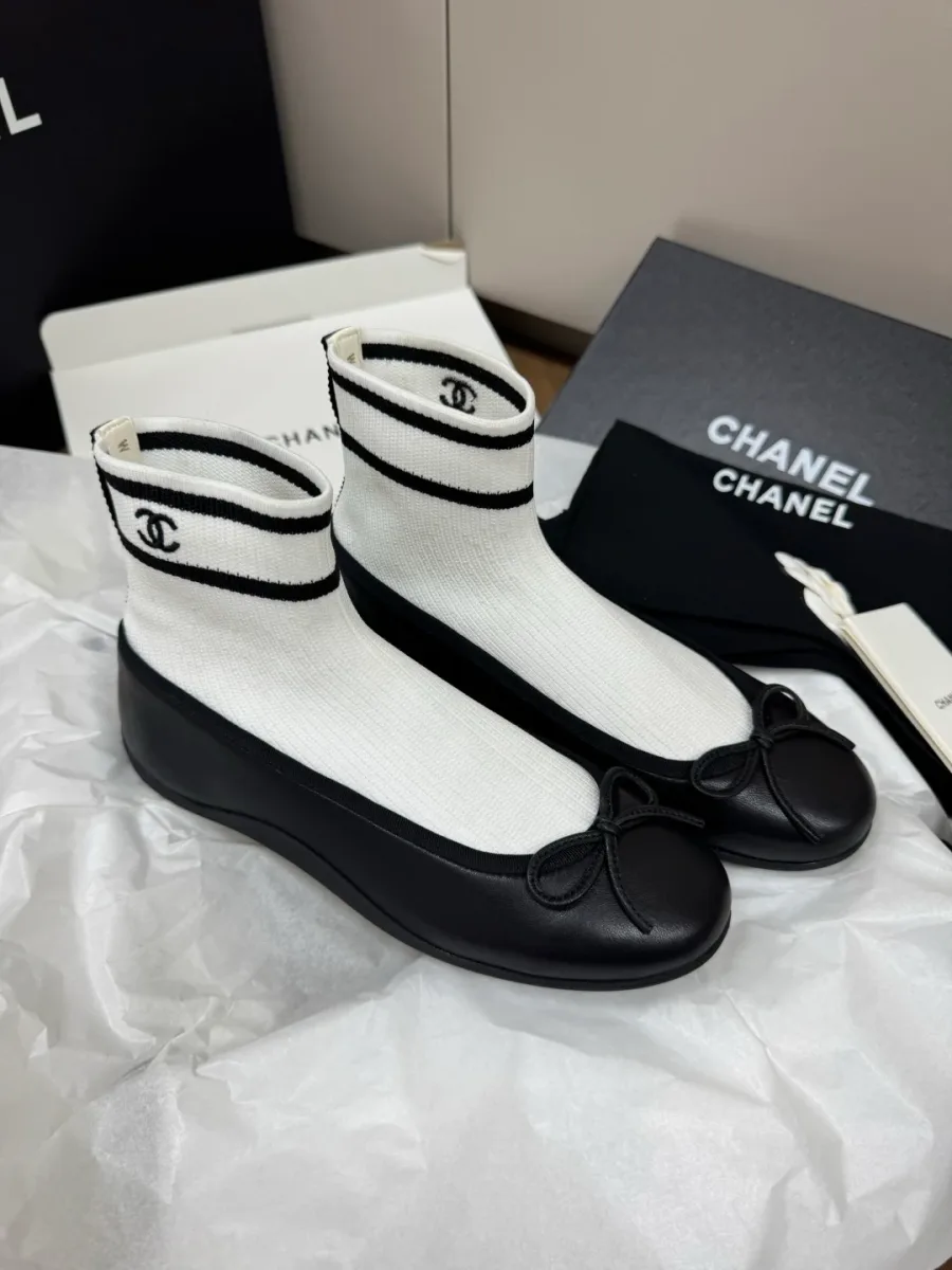 Пара комбинированных ботильонов Chanel с логотипом CC на манжете