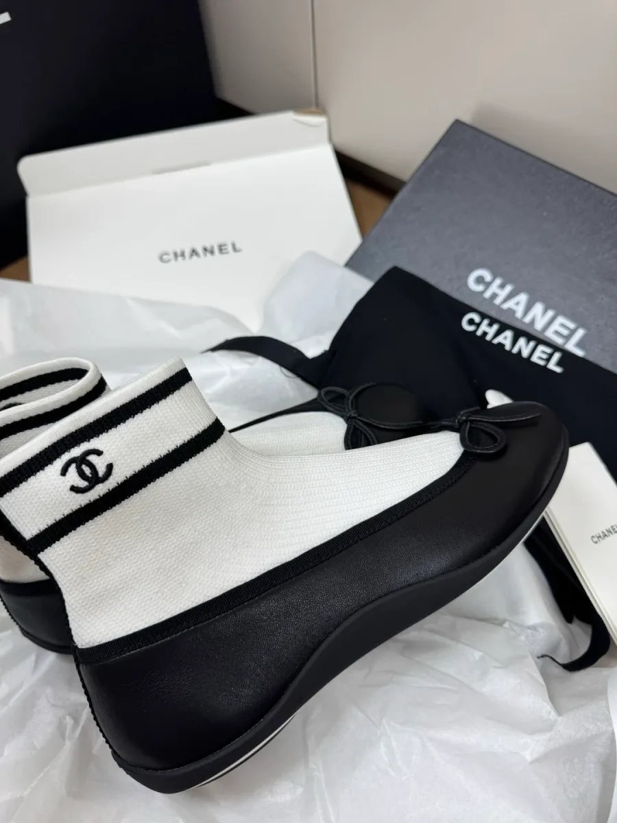 Ботильоны-носки Chanel на гибкой плоской подошве, ракурс в три четверти