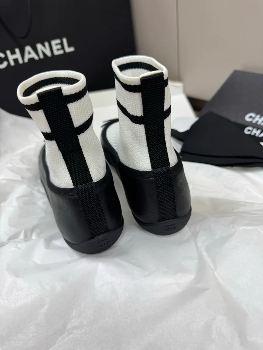 Вид сзади на пару ботильонов Chanel с контрастными полосами на манжетах